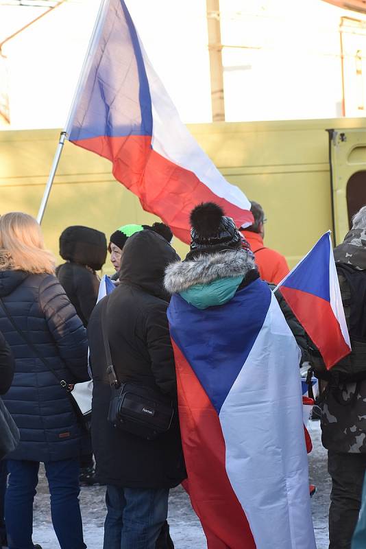 Volání po svobodě se v sobotu odpoledne neslo Hradcem Králové, kde se konala demonstrace odpůrců protiepidemických opatření. Na náměstí 28. října se jich odhadem sešlo více než šest stovek.