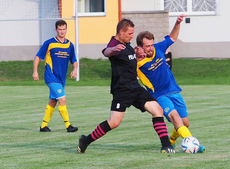 ŠLÁGR OKRESNÍHO PŘEBORU. Fotbalisté Prasku (v tmavém)  v souboji o čelo tabulky porazili Roudnici B 1:0.