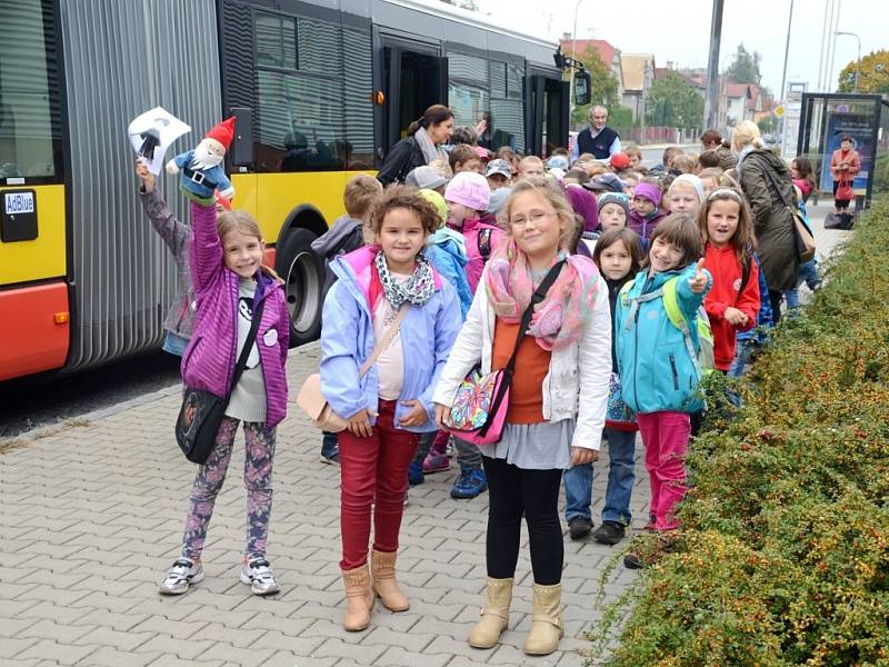 Děti ze školní družiny ZŠ Pouchov na cestě do hradeckého multikina CineStar.