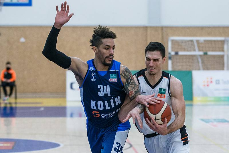 Basketbal: Hradec Králové (v bílém) - Kolín.