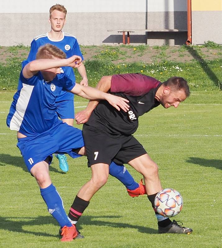 ŠLÁGR PŘEBORU. Fotbalisté Dohalic (v modrém) si dojeli pro cenné tři body do Prasku, kde po boji zvítězili 4:2. Foto: Lubomír Douděra