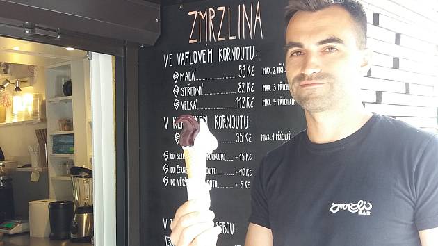 Poctivou zmrzlinu nabízí v Hradci Králové třeba Zmrzlibar V Lipkách. Václav Kotal dělá podle svých slov nejlepší zmrzlinu, jakou dokáže.