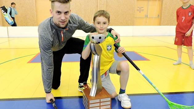 Florbalista Patrik Dóža mezi mladými hráči Hradeckých Lvů oddílu FBC Sion.