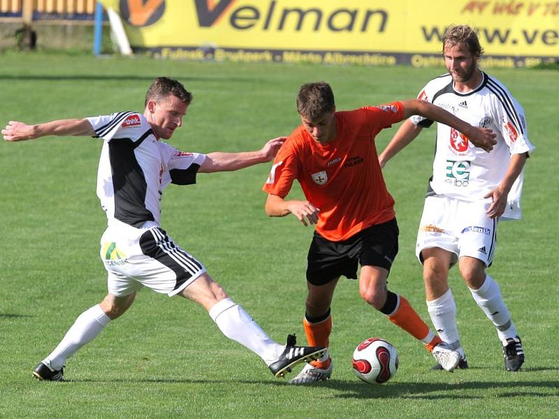 Fotbalisté FC Hradec Králové (v bílém) uhráli ve Fulneku bezbrankovou remízu.