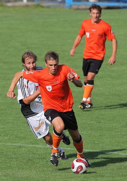 Fotbalisté FC Hradec Králové (v bílém) uhráli ve Fulneku bezbrankovou remízu.