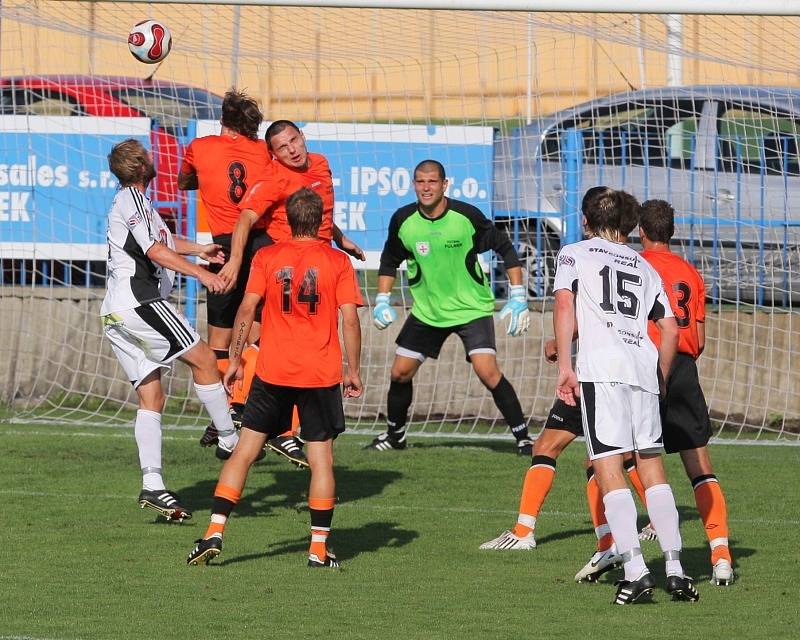 Fotbalisté FC Hradec Králové (v bílém) uhráli ve Fulneku bezbrankovou remízu.