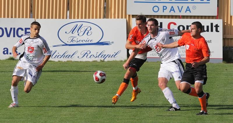 Fotbalisté FC Hradec Králové (v bílém) uhráli ve Fulneku bezbrankovou remízu.