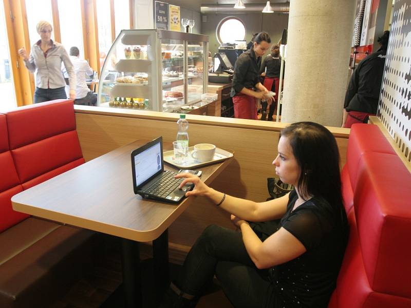 Kavárna CrossCafe ve studijní a vědecké knihovně Hradec Králové.