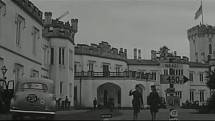 Výcvik českých výsadkářů ve filmu Atentát z roku 1964 točili filmaři na nádvoří Hrádku.