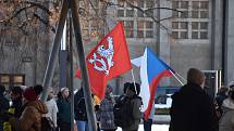 Volání po svobodě se v sobotu odpoledne neslo Hradcem Králové, kde se konala demonstrace odpůrců protiepidemických opatření. Na náměstí 28. října se jich odhadem sešlo více než šest stovek.