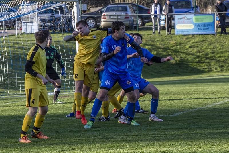 Fotbalisté Železnice na vlastním trávníku udolali soupeře z Nové Paky 1:0. Jediný gól vstřelil Jan Kypr.