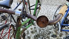 Odstavná plocha pro jízdní kola před hlavním vlakovým nádražím v Hradci Králové je plná vraků. Některým bicyklům chybějí kola, jiným sedla nebo jsou totálně zničená.