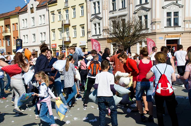 Masarykovo náměstí bylo v sobotu svědkem druhého ročníku hromadné polštářové bitvy