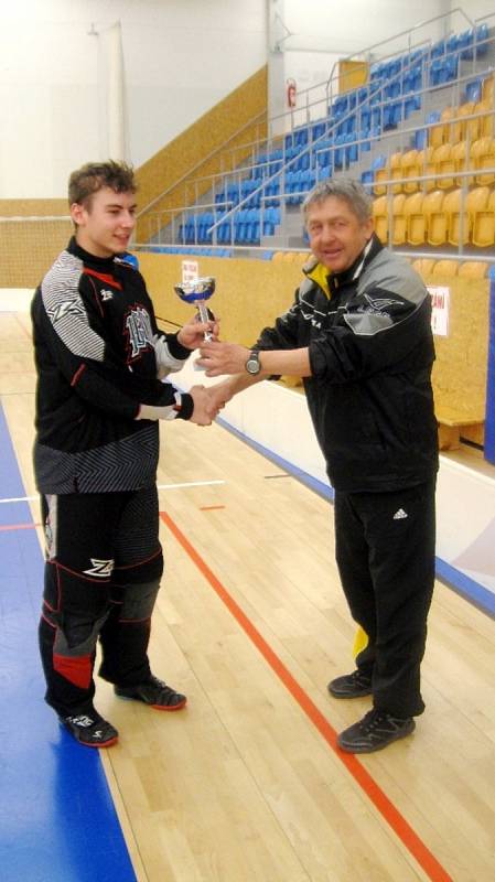 Krajské finále studentů středních škol ve florbale - předání poháru za 1. místo kapitánovi náchodského gymnázia.