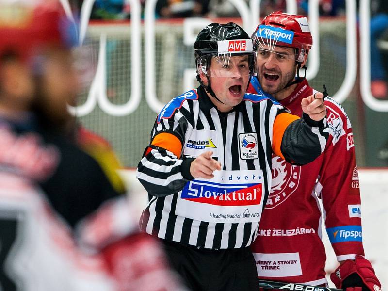 Hokejová extraliga: Mountfield HK - HC Oceláři Třinec.