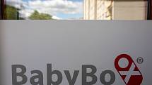 Modernizovaný Baby box byl instalován na záchranné službě v Hradci Králové. Představil ho i zakladatel babyboxu Ludvík Hess