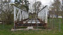 Bezmála čtyři roky stála ocelová konstrukce poblíž nového mostu ve Svinarech.