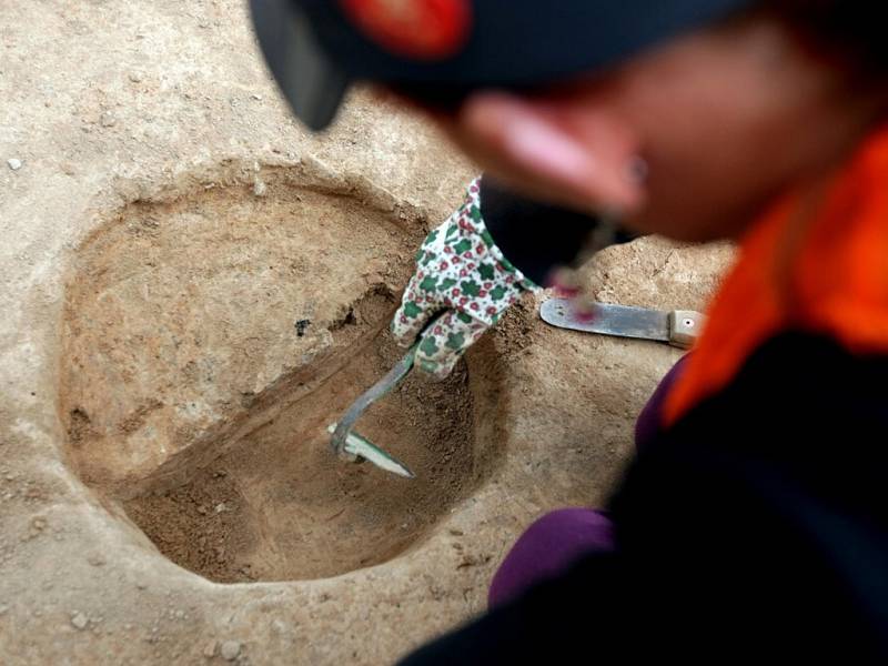 Část keltského sídliště našli archeologové při průzkumech v místě, kde se buduje hlavní silniční tah z Hradce Králové na Pardubice.