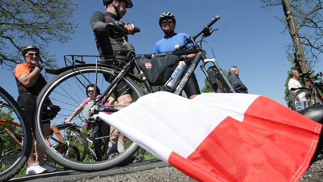 Cyklisté na stezce mezi Hradcem Králové a Kuksem.