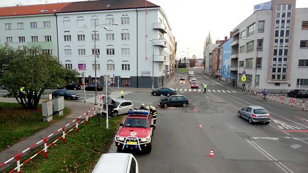 Dopravní nehoda na křižovatce ulic Průmyslová a Resslova v Hradci Králové.