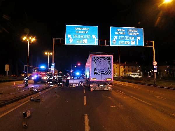 Nehoda osobního a nákladního automobilu na křižovatce Tesla v Hradci Králové.