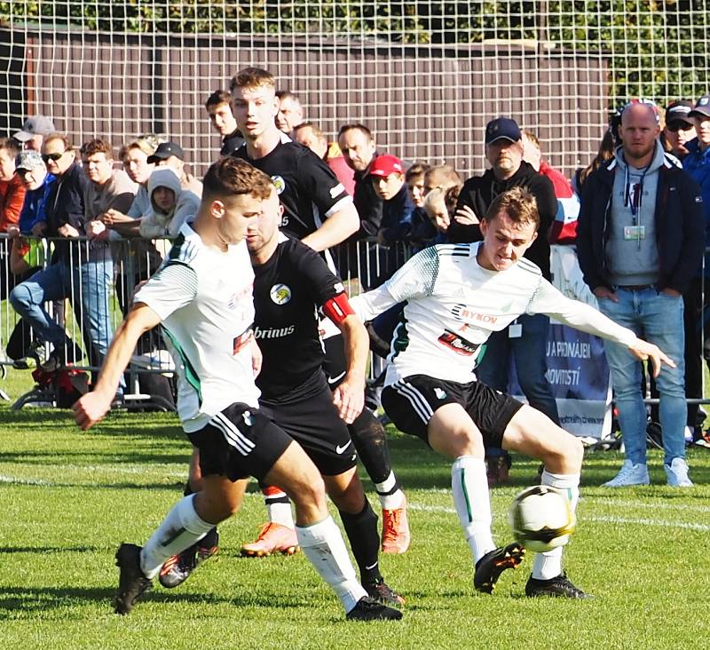 Televizní duel I. A třídy Stěžery (v tmavém) vs. Kunčice 1:5.