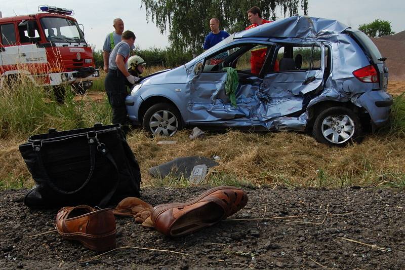 Ve středu se na silnici u Roudnice na Hradecku střetl nákladní vůz s osobním autem. V troskách zničeného vozu vyhasl život 83letého muže. Jeho manželka utrpěla vážná zranění, v kritickém stavu byla dopravena do nemocnice. 