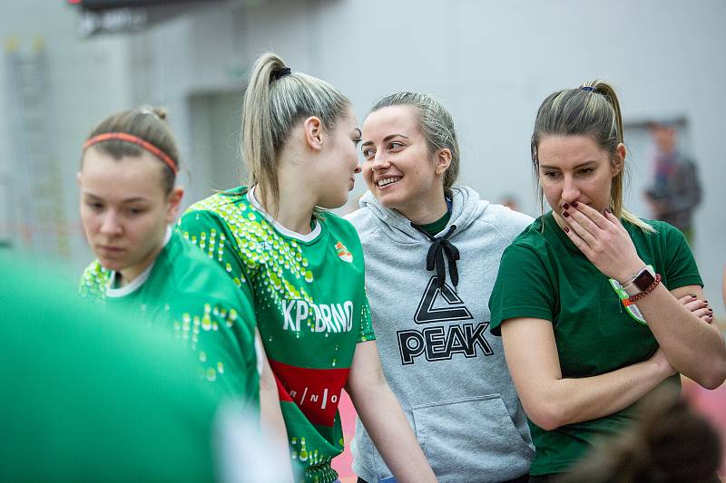 Finálový zápas finálového turnaje Českého poháru basketbalistek v Karlových Varech: KP Brno - Sokol Nilfisk Hradec Králové (v černém).