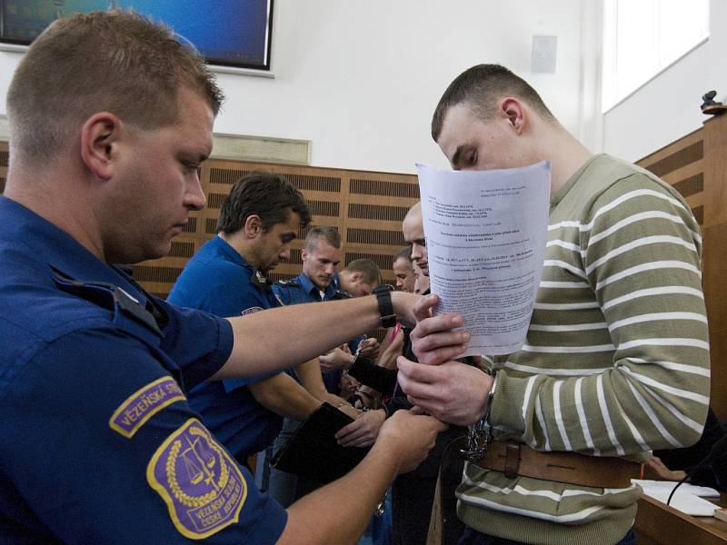 Čtveřice Poláků (Jarosiński, Kaczanowski, Kukla, Wyrzucki) podezřelá z množství krádeží a známá pod označením navrtávači u Krajského soudu v Hradci Králové.