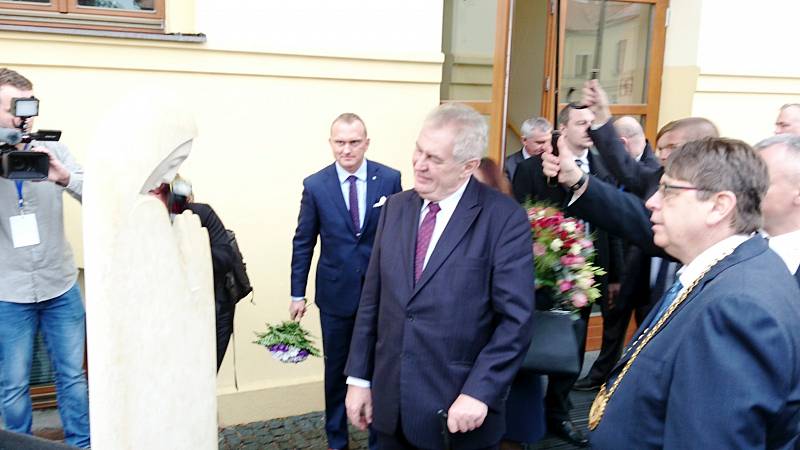 Příjezd prezidenta Miloše Zemana do Hradce Králové.