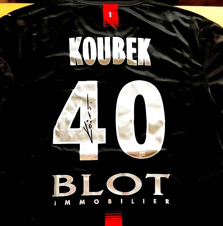 Dres s podpisem Tomáše Koubka z francouzského Rennes bude jistě cennou sportovní relikvií v rámci dražby.