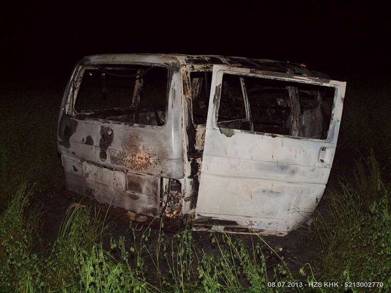 Požár dodávky Volkswagen Caravelle v Plotištích nad Labem.