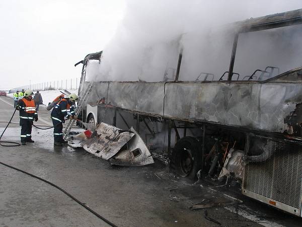 Ohořelý autobus na dálnici D11