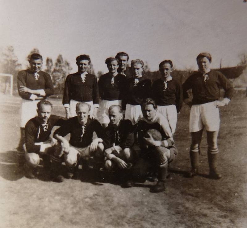Jedno z mnoha úspěšných období je období poválečné, kdy v ročníku 1946/47 se SK Převýšov umístil na nádherném 2. místě hned za Hořicemi. Kanonýrem týmu se stal v tomto období Václav Hubáček. Snímek byl pořízený v Hořicích 27. října 1947.