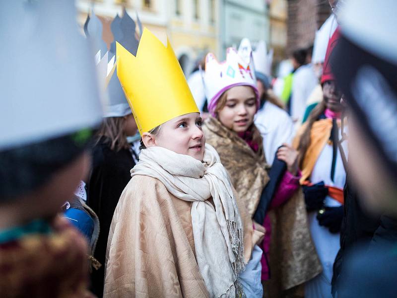 Tříkrálovká sbírka v Hradci Králové: V katedrále svatého Ducha požehnal všem koledníkům biskup Jan Vokál.