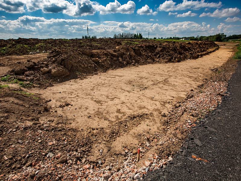 Ředitelství silnic a dálnic (ŘSD) zahájilo výstavbu úseku dálnice D11 mezi Smiřicemi a Jaroměří. Silnice v délce 7,15 kilometru bude stát 1,5 miliardy korun bez DPH a hotova by měla být do konce roku 2021.