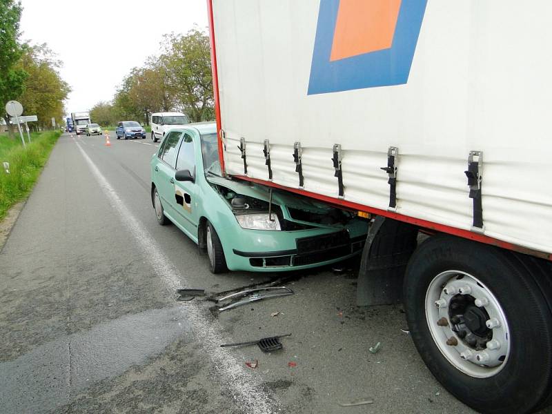 Dopravní nehoda osobního a nákladního automobilu v Plotištích nad Labem.