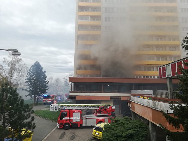 Na sídlišti v Hradci Králové hořelo. Při požáru se zranilo sedm lidí