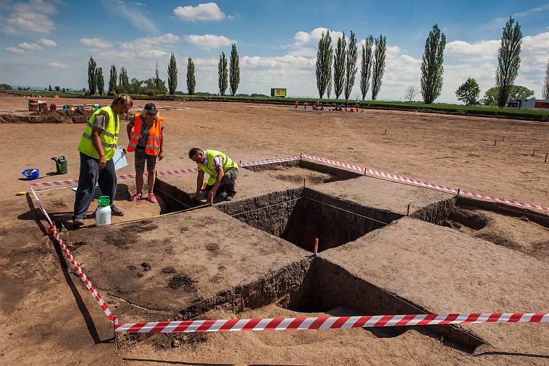 Vykopváky na stavbě dálnice D11.