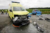 Dva lidské životy si 3. srpna vyžádala dopravní nehoda osobního vozidla a servisního vozu záchranné služby, která se stala po 13 hodině na silnici u obce Lejšovka na Hradecku.