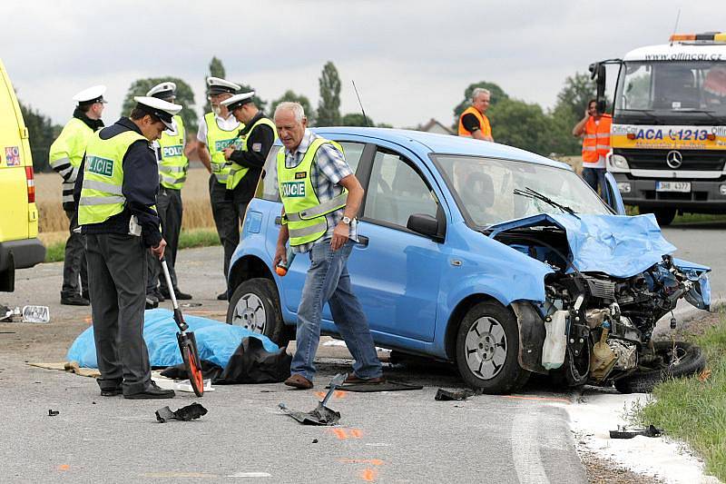 Dva lidské životy si 3. srpna vyžádala dopravní nehoda osobního vozidla a servisního vozu záchranné služby, která se stala po 13 hodině na silnici u obce Lejšovka na Hradecku.