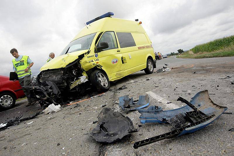 Dva lidské životy si 3. srpna vyžádala dopravní nehoda osobního vozidla a servisního vozu záchranné služby, která se stala po 13 hodině na silnici u obce Lejšovka na Hradecku.