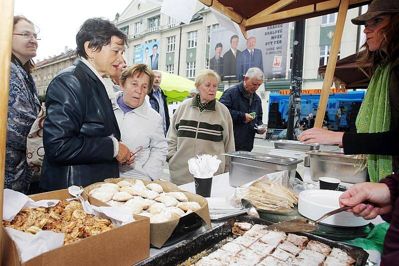 Židovský jarmark byl součástí Klezmerového odpoledne na hradeckém Baťkově náměstí (6. října 2010).