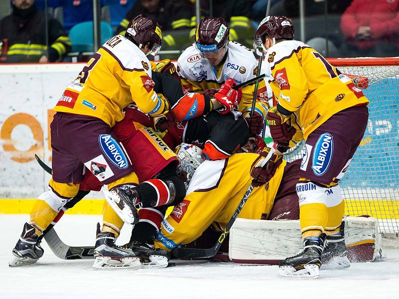 Hokejová extraliga: Mountfield HK - HC Dukla Jihlava.