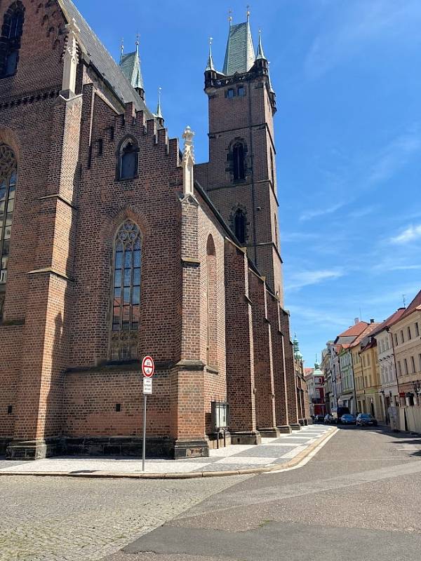 Co nového v krajském městě? Opravy, zahrádky i socha cyklisty na Malém náměstí.