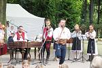 Mezinárodní folklorní festival v královéhradeckých Jiráskových sadech.