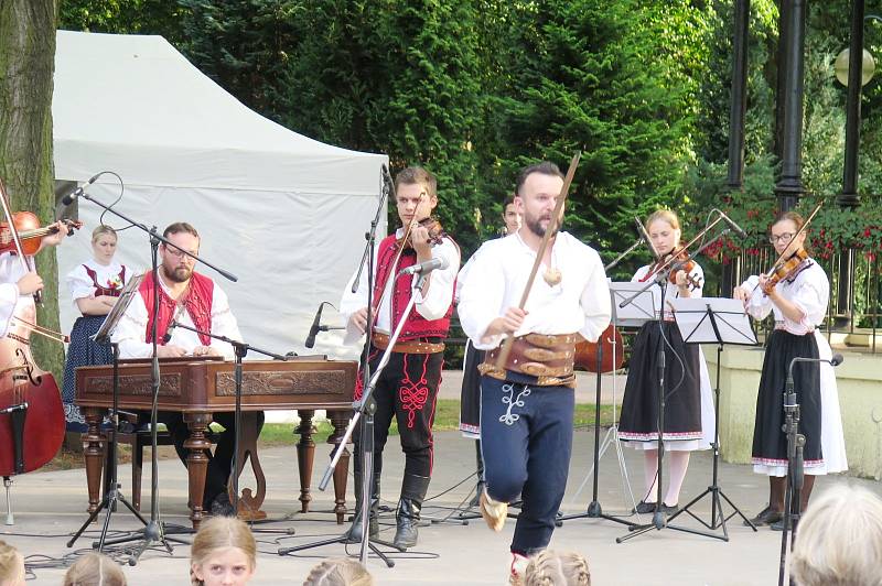 Mezinárodní folklorní festival v královéhradeckých Jiráskových sadech.