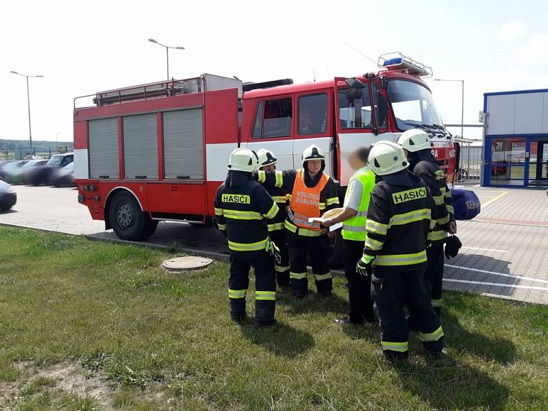 Z průmyslové zóny v Zábědově v Novém Bydžově unikl ethylacetát.