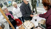 Židovský jarmark byl součástí Klezmerového odpoledne na hradeckém Baťkově náměstí (6. října 2010).