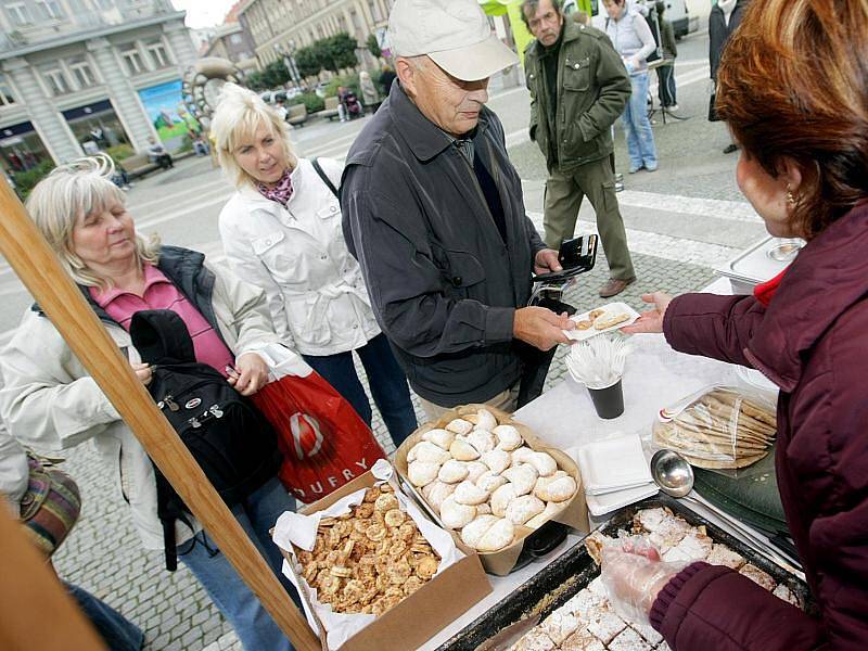 Židovský jarmark byl součástí Klezmerového odpoledne na hradeckém Baťkově náměstí (6. října 2010).